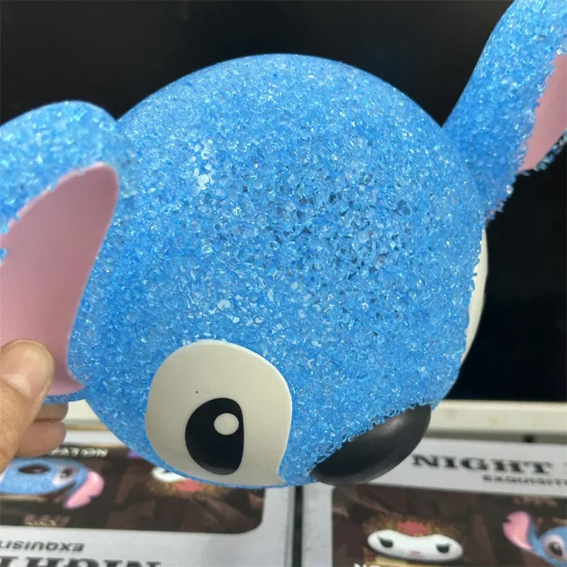 Lilo & Stitch 3D Projeksiyon Gece Lambası – USB Şarjlı Okuma ve Dekor Lambası