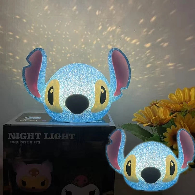 Lilo & Stitch 3D Projeksiyon Gece Lambası – USB Şarjlı Okuma ve Dekor Lambası